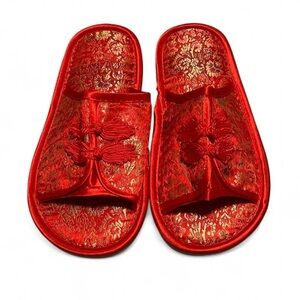 NWOT red and gold satin brocade tassel slip on Chinese wedding slipper sandals